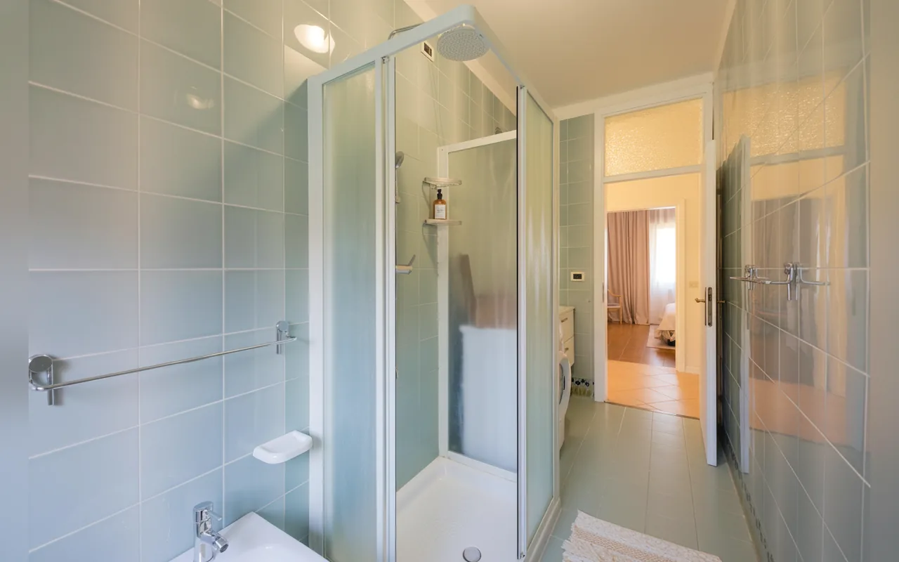 Camera con bagno privato — Casa Carinzia 24, Lignano Sabbiadoro (Friuli-Venezia Giulia) (foto 25)
